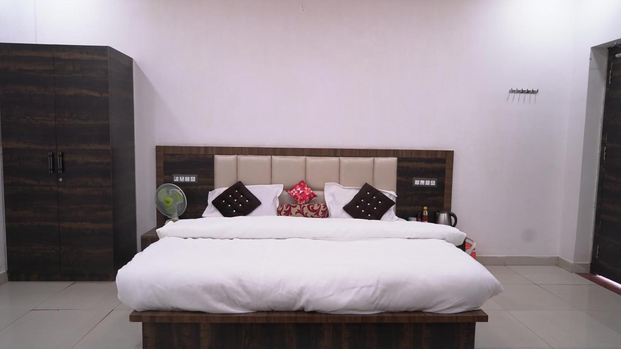 Rajmahal Resort Banquet Hall And Hotel パトナー エクステリア 写真